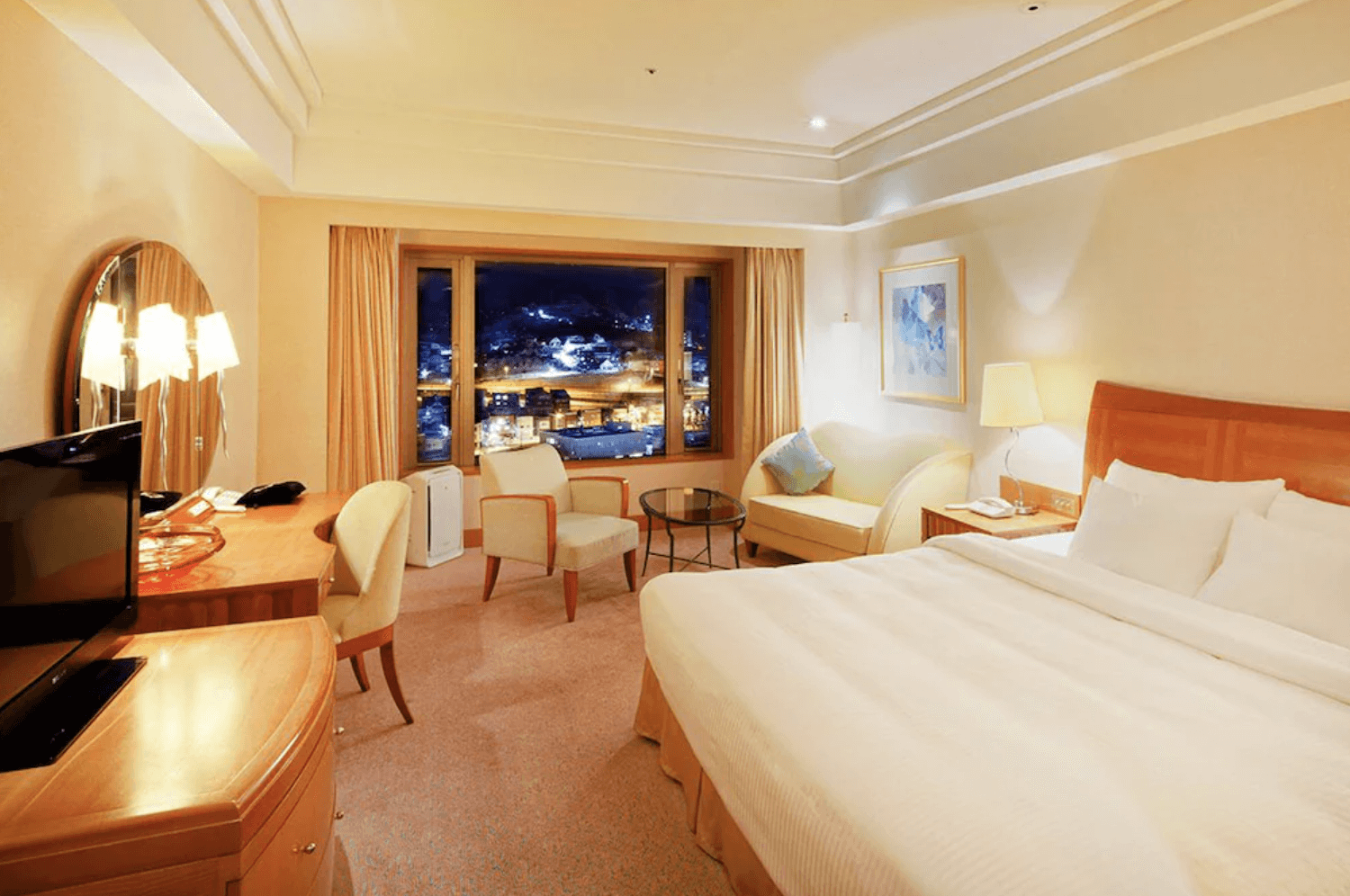 【小樽住宿】小樽公園大飯店 (Grand Park Otaru Hotel) 溫馨典雅的雙人客房，內有大床、沙發椅與落地窗，可欣賞窗外夜景與港灣燈火。