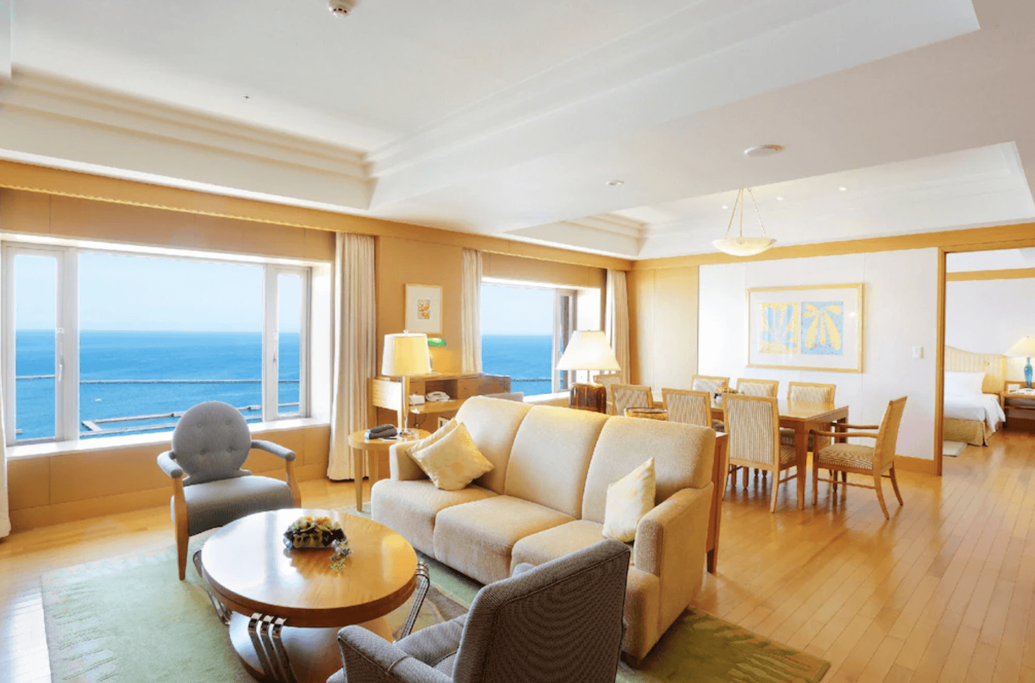 【小樽住宿】小樽公園大飯店 (Grand Park Otaru Hotel) 寬敞的海景套房，設有客廳與餐桌區，大片窗戶可欣賞湛藍海景。