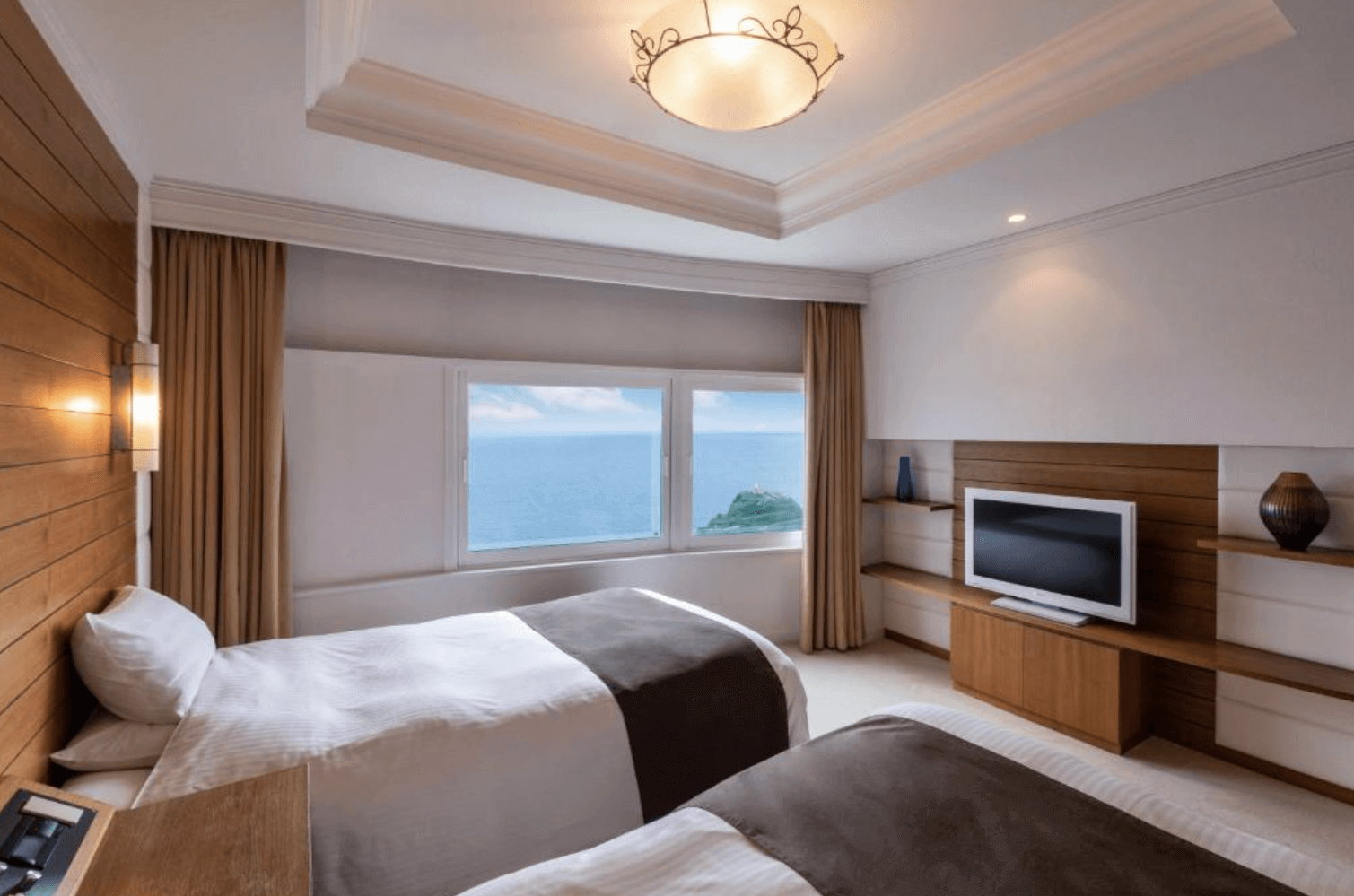 【小樽住宿】小樽城堡飯店 (Hotel Neuschloss Otaru) 雙床房，落地窗可眺望日本海，室內設計簡約帶有木質元素。