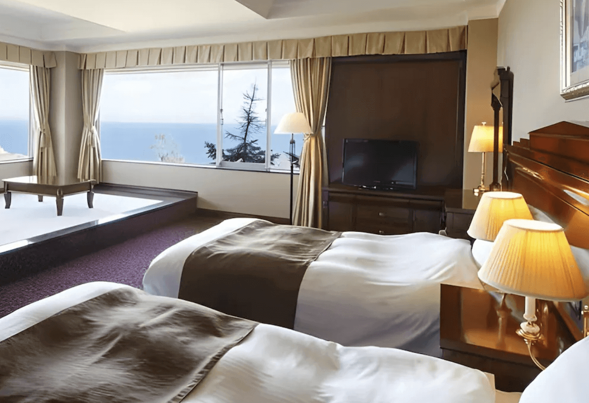 【小樽住宿】小樽城堡飯店 (Hotel Neuschloss Otaru) 海景雙床房，大片窗戶引入自然光線，能欣賞壯麗海景與山景。
