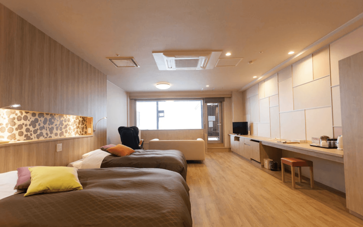 【小樽住宿】小樽朝裡Classe飯店 (Otaru Asari Classe Hotel) 現代化雙床房，房內設有沙發、電視與大片窗戶，空間寬敞舒適。