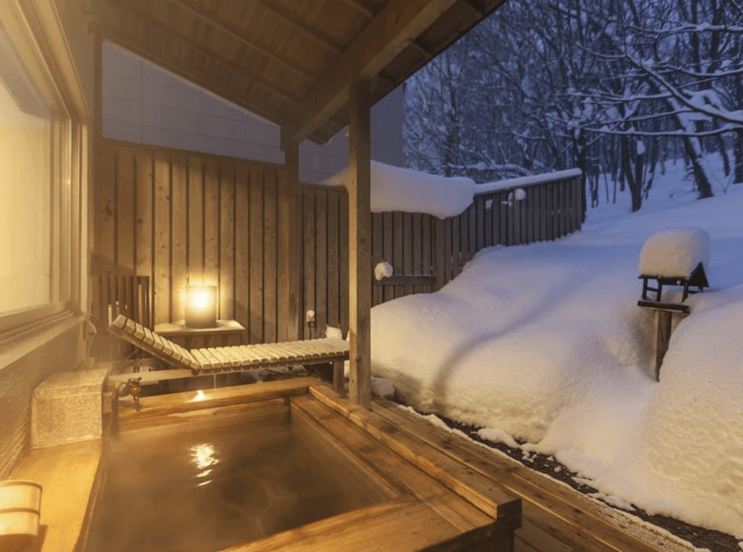 【小樽住宿】小樽朝裡Classe飯店 (Otaru Asari Classe Hotel) 戶外露天溫泉，冬季雪景環繞，營造溫暖療癒的泡湯氛圍。