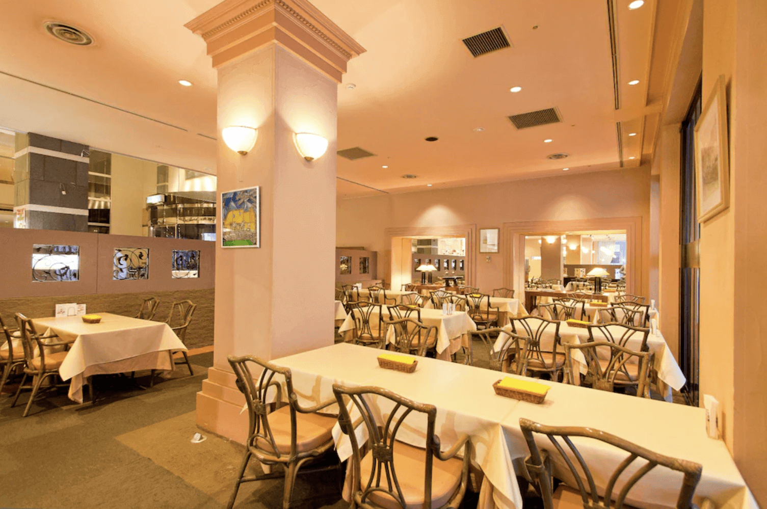 【小樽住宿】小樽朝裡Classe飯店 (Otaru Asari Classe Hotel) 西式餐廳，內部以柔和燈光搭配整齊擺設的餐桌椅，提供舒適用餐空間。