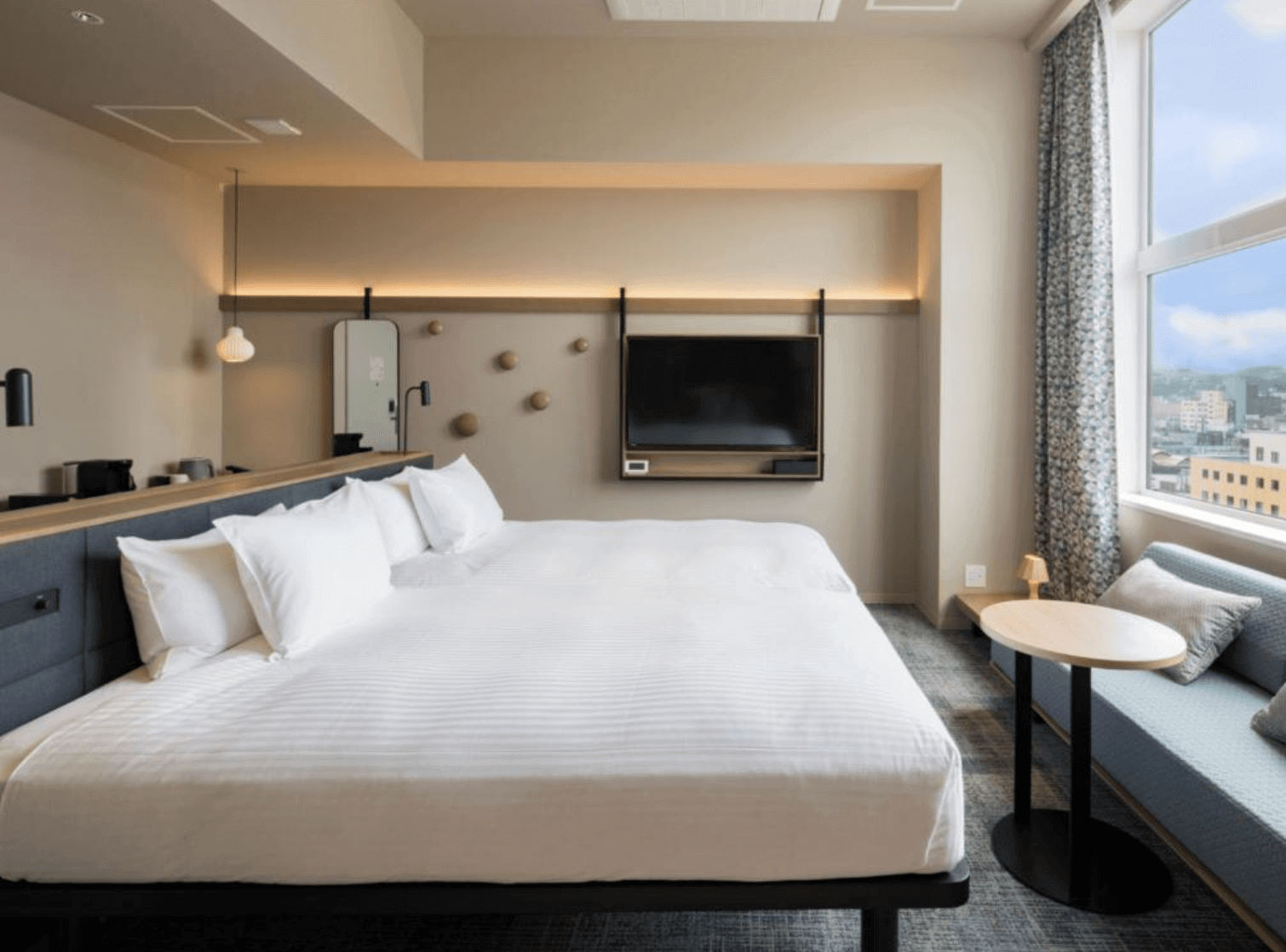 【小樽住宿】小樽格里茲頂級飯店 (GRIDS PREMIUM HOTEL OTARU) 大床房，房內設計簡約現代，搭配大片窗景，採光充足。