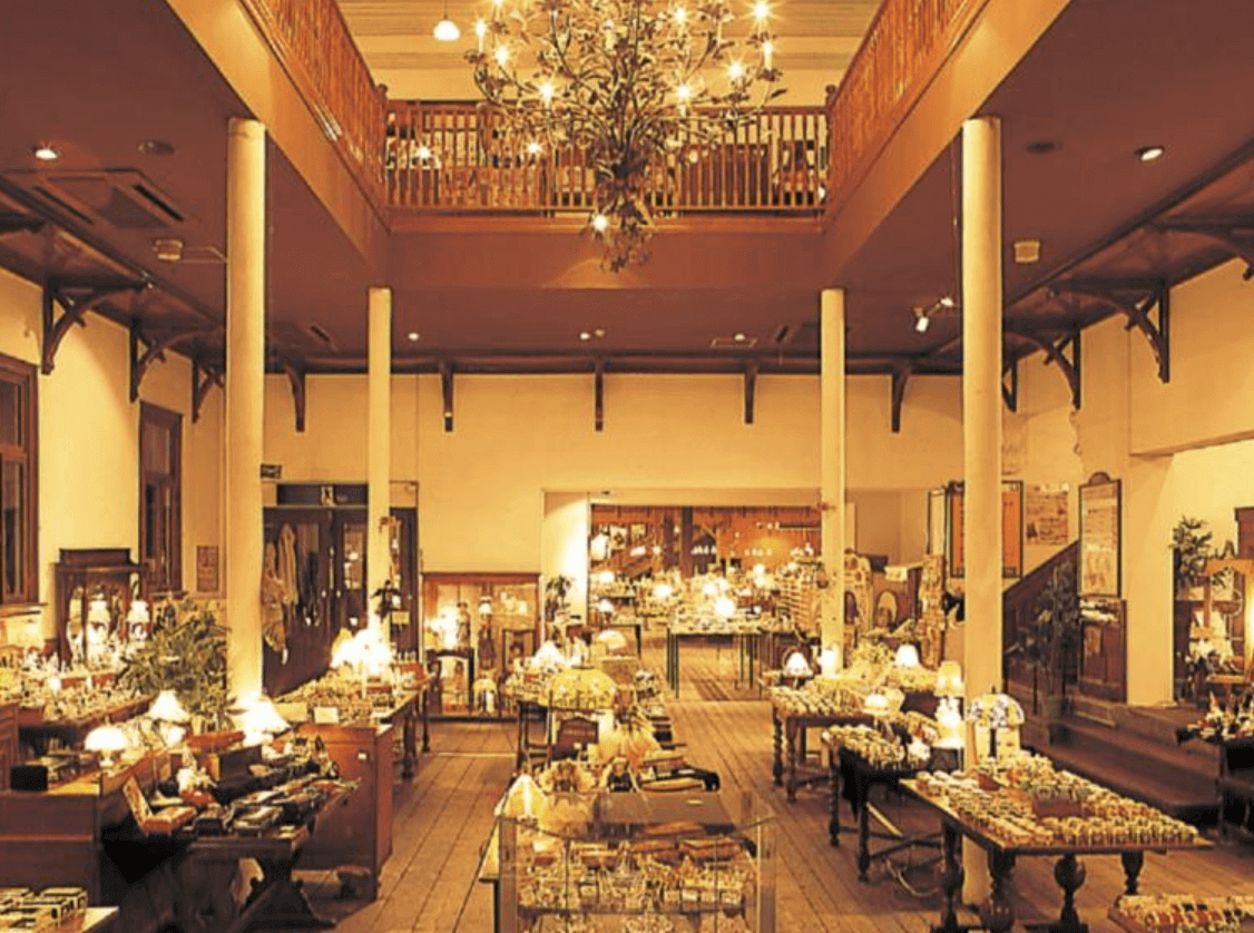 【小樽住宿】小樽格里茲頂級飯店 (GRIDS PREMIUM HOTEL OTARU) 館內商店區，挑高設計與溫暖燈光，擺放各式紀念品與工藝品。