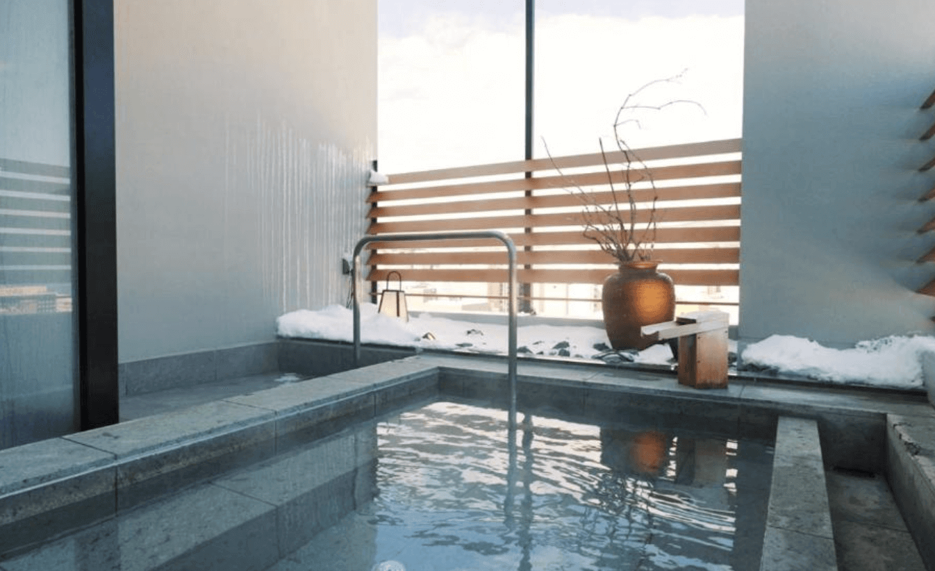 【小樽住宿】小樽格里茲頂級飯店 (GRIDS PREMIUM HOTEL OTARU) 露天溫泉，冬季積雪環繞，享受溫泉泡湯與戶外景致的療癒氛圍。