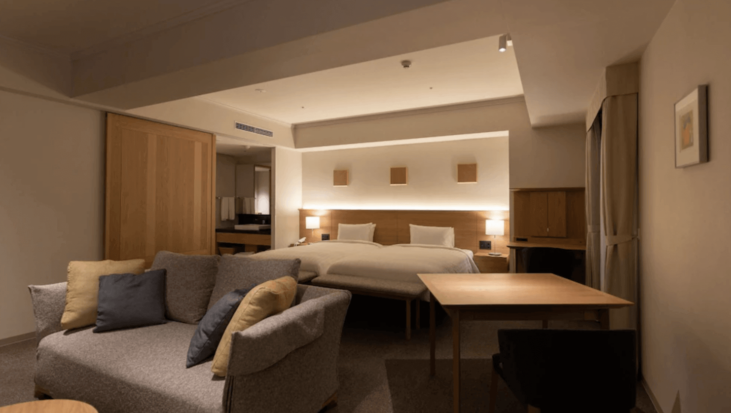 【小樽住宿】小樽歐森飯店 (Authent Hotel Otaru) 現代化設計雙床房，內含沙發與書桌，空間寬敞舒適。