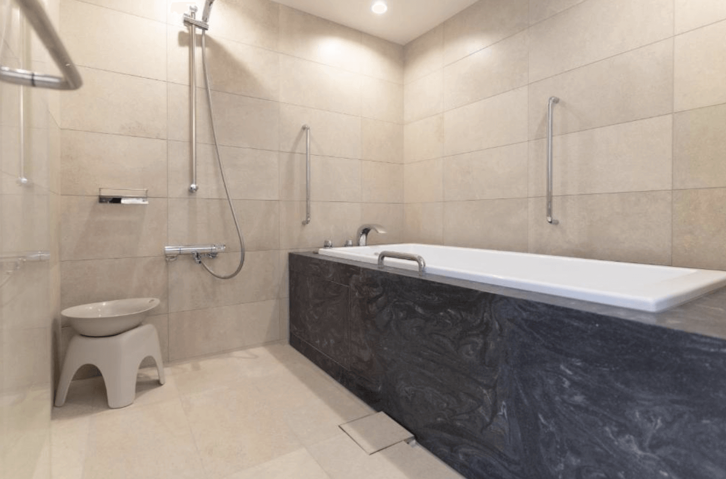 【小樽住宿】小樽歐森飯店 (Authent Hotel Otaru) 浴室空間，內有大型浴缸、獨立淋浴設備與齊全盥洗用品。