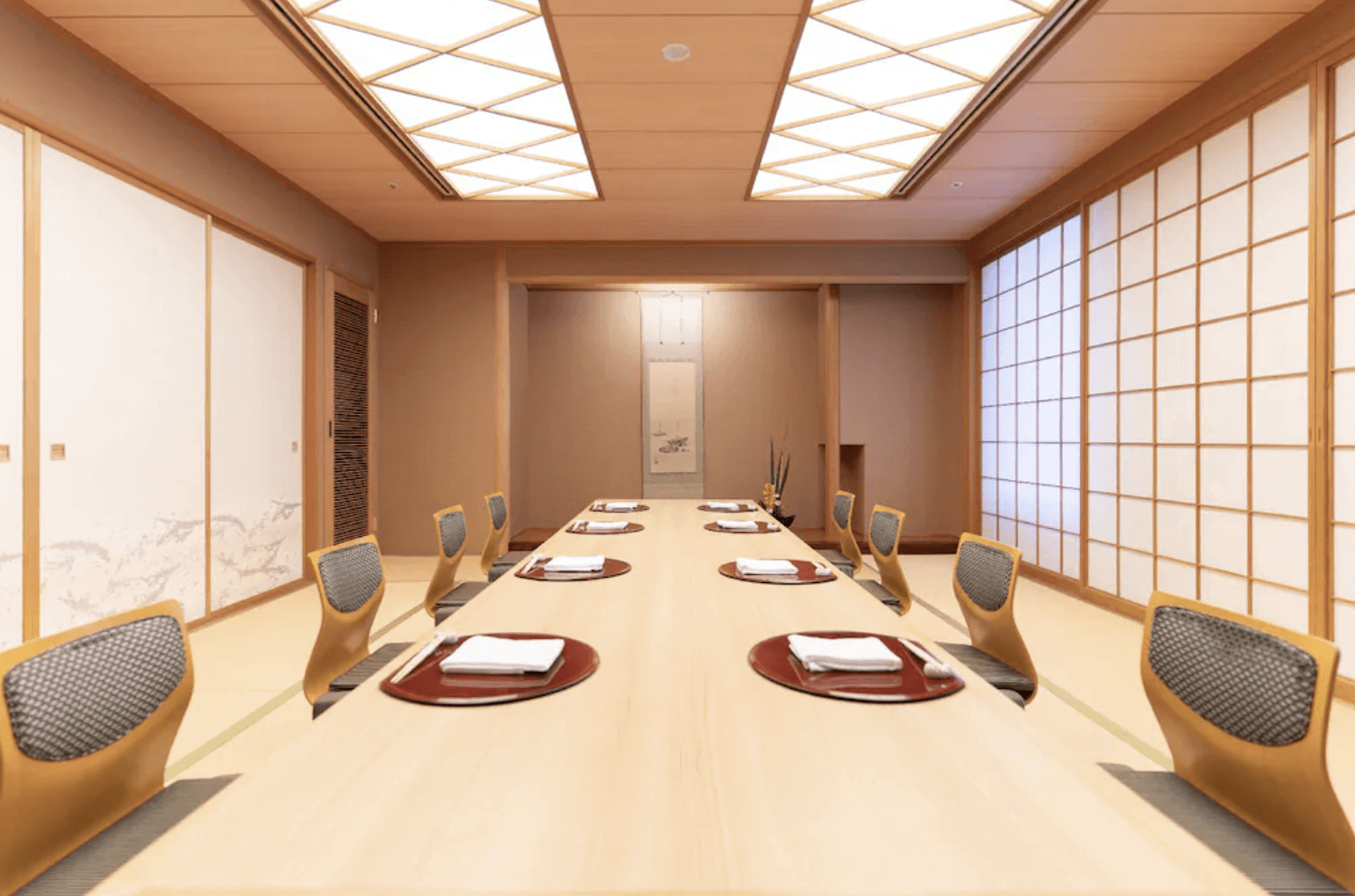 【小樽住宿】小樽歐森飯店 (Authent Hotel Otaru) 傳統和風包廂餐廳，設有長桌與座椅，提供精緻用餐氛圍。