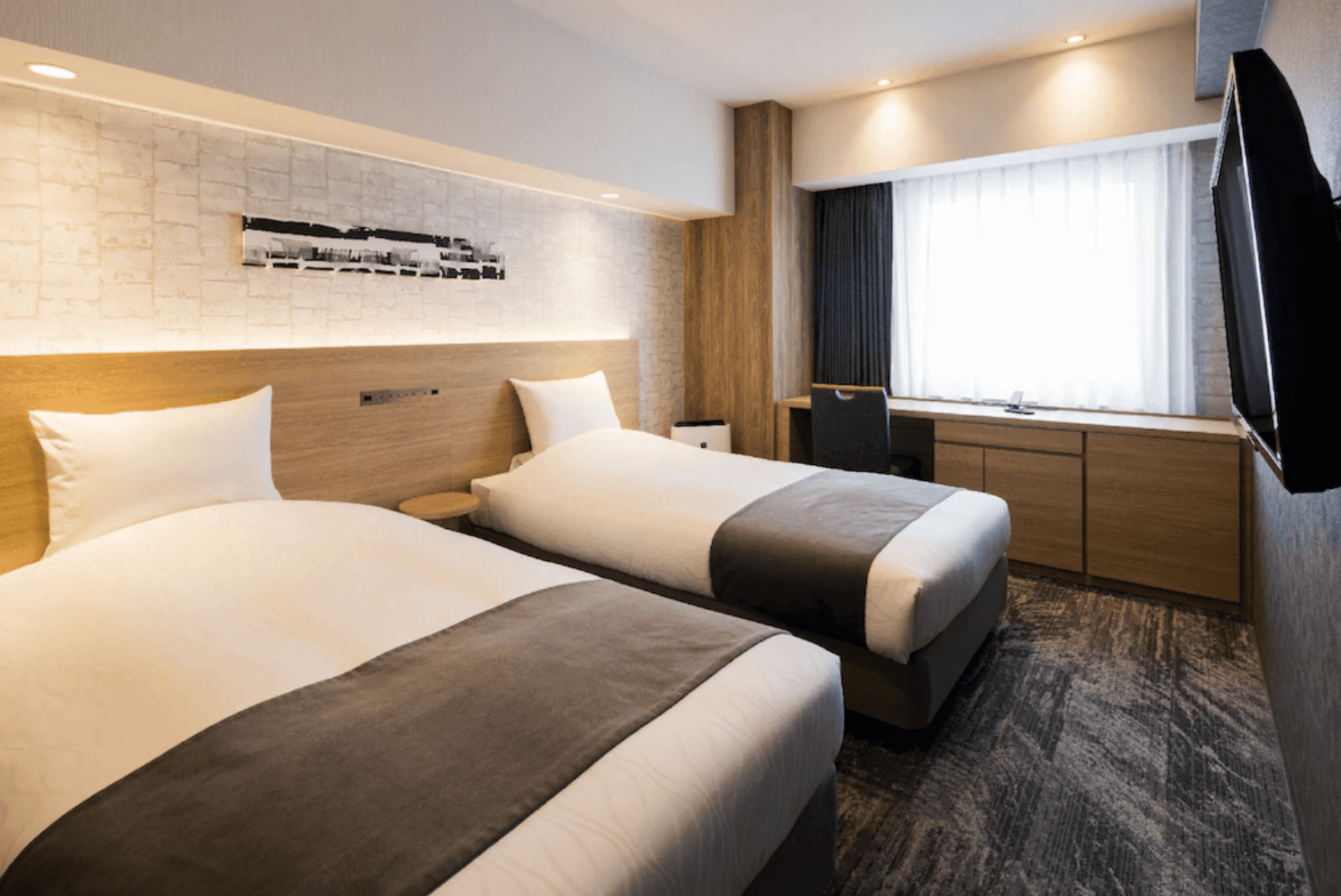 【小樽住宿】小樽運河托麗芙特飯店 (Hotel Torifito Otaru Canal) 雙床房，設有書桌與大片窗戶，房間設計現代簡約，光線明亮。