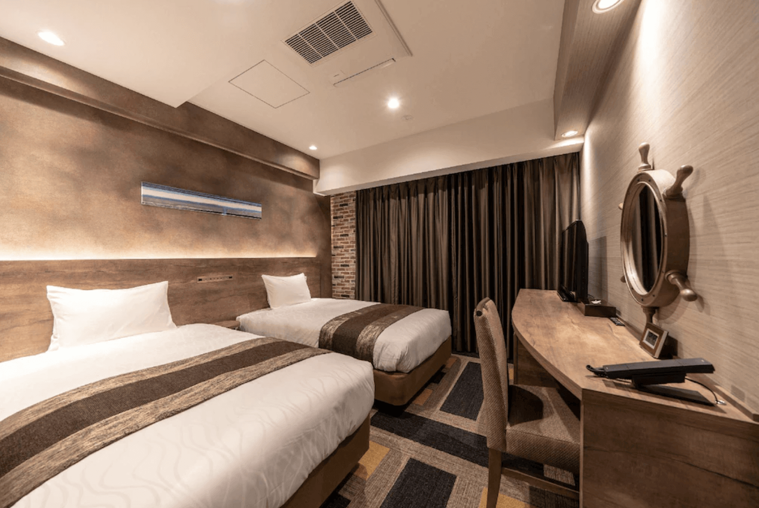 【小樽住宿】小樽運河托麗芙特飯店 (Hotel Torifito Otaru Canal) 木質風格雙床房，內有圓形鏡面書桌與典雅裝飾，營造溫暖氛圍。