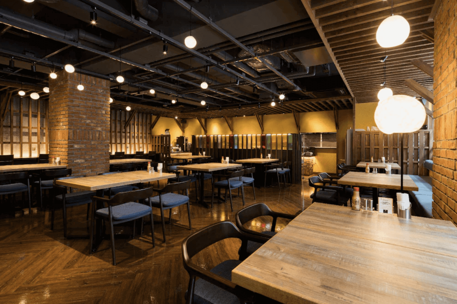 【小樽住宿】小樽運河托麗芙特飯店 (Hotel Torifito Otaru Canal) 餐廳空間，設有木質桌椅與溫暖燈光，提供舒適的用餐環境。