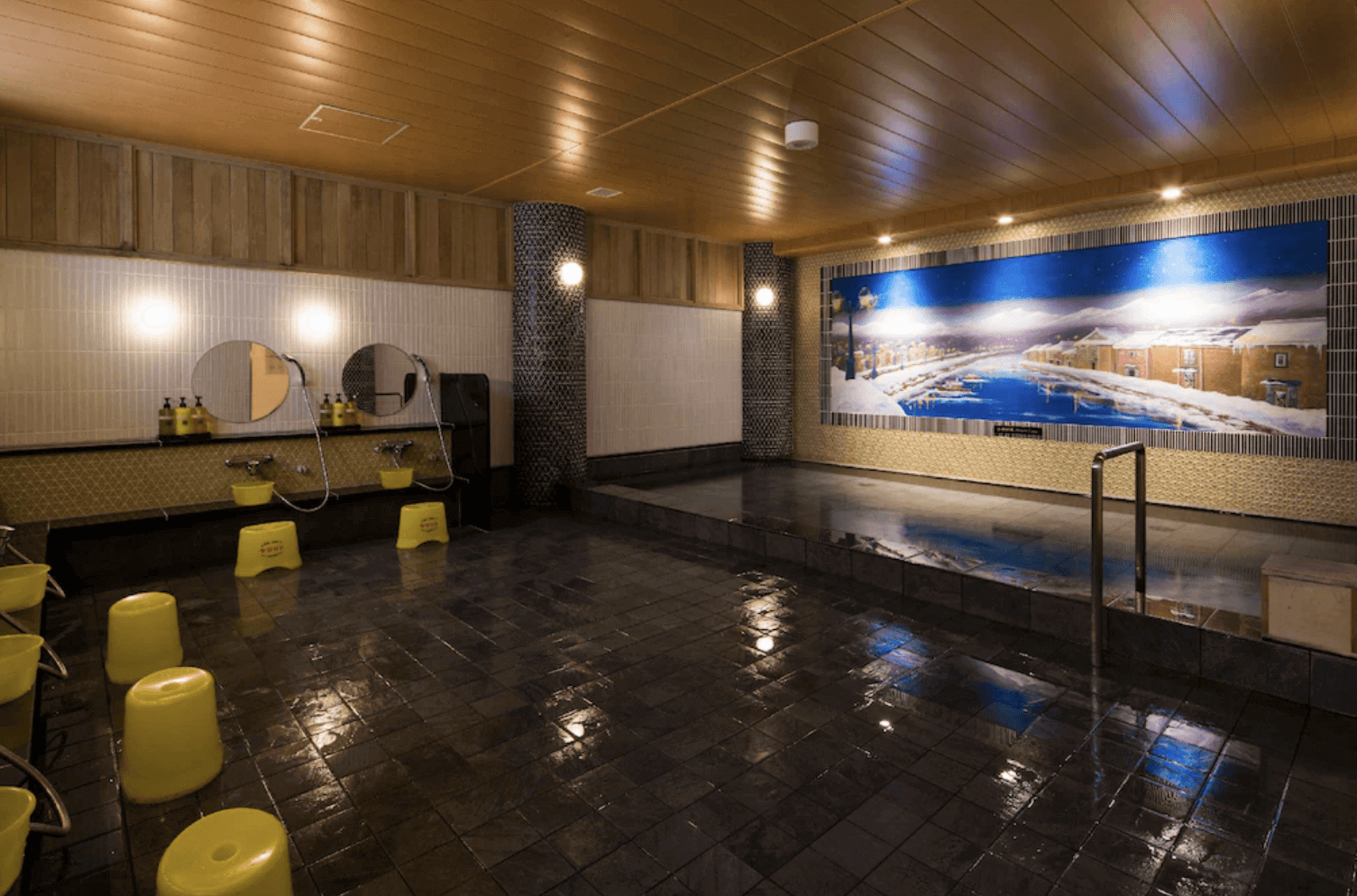【小樽住宿】小樽運河托麗芙特飯店 (Hotel Torifito Otaru Canal) 大浴場，設有洗浴區與大型溫泉池，牆面繪有小樽運河夜景壁畫，氛圍典雅。