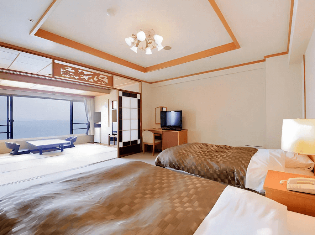 【函館住宿】平成館潮騷亭和洋式客房，雙床設計搭配榻榻米休息區，落地窗可欣賞海景，空間寬敞明亮。
