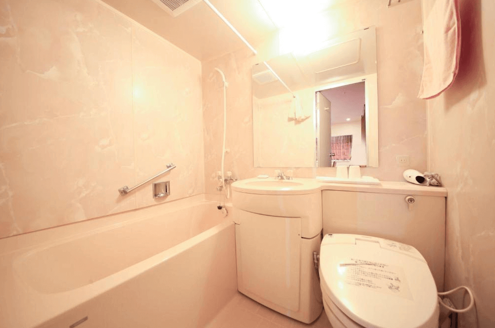 【函館住宿】平成館潮騷亭標準浴室，配有浴缸、洗手台與免治馬桶，簡約乾淨，方便旅客使用。