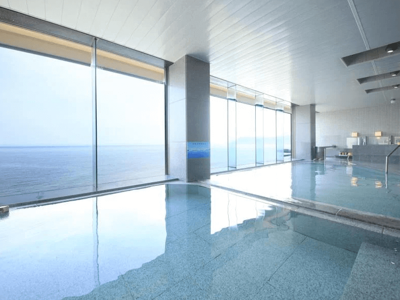 【函館住宿】平成館潮騷亭溫泉大浴場，大片落地窗可一覽無遺欣賞海景，提供舒適放鬆的泡湯體驗。