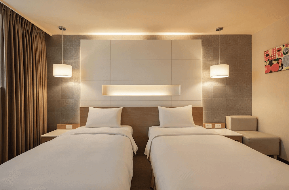 【三多商圈住宿】康橋商旅三多商圈館雙床房，簡約溫馨設計，柔和燈光搭配木質元素，提供舒適的住宿氛圍。