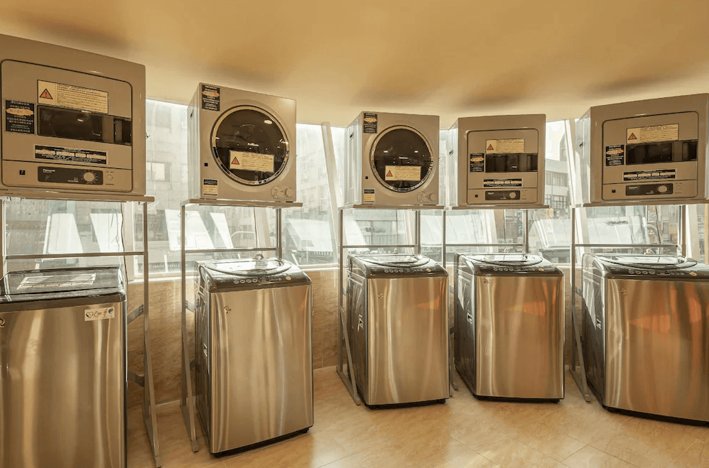 【三多商圈住宿】康橋商旅三多商圈館自助洗衣區，配置多台洗衣機與烘乾機，方便長住旅客使用。