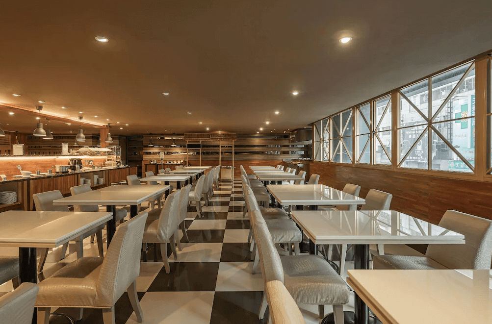 【三多商圈住宿】康橋商旅三多商圈館餐廳，明亮整潔的用餐空間，設有多組桌椅與自助吧台，提供住客享用早餐。