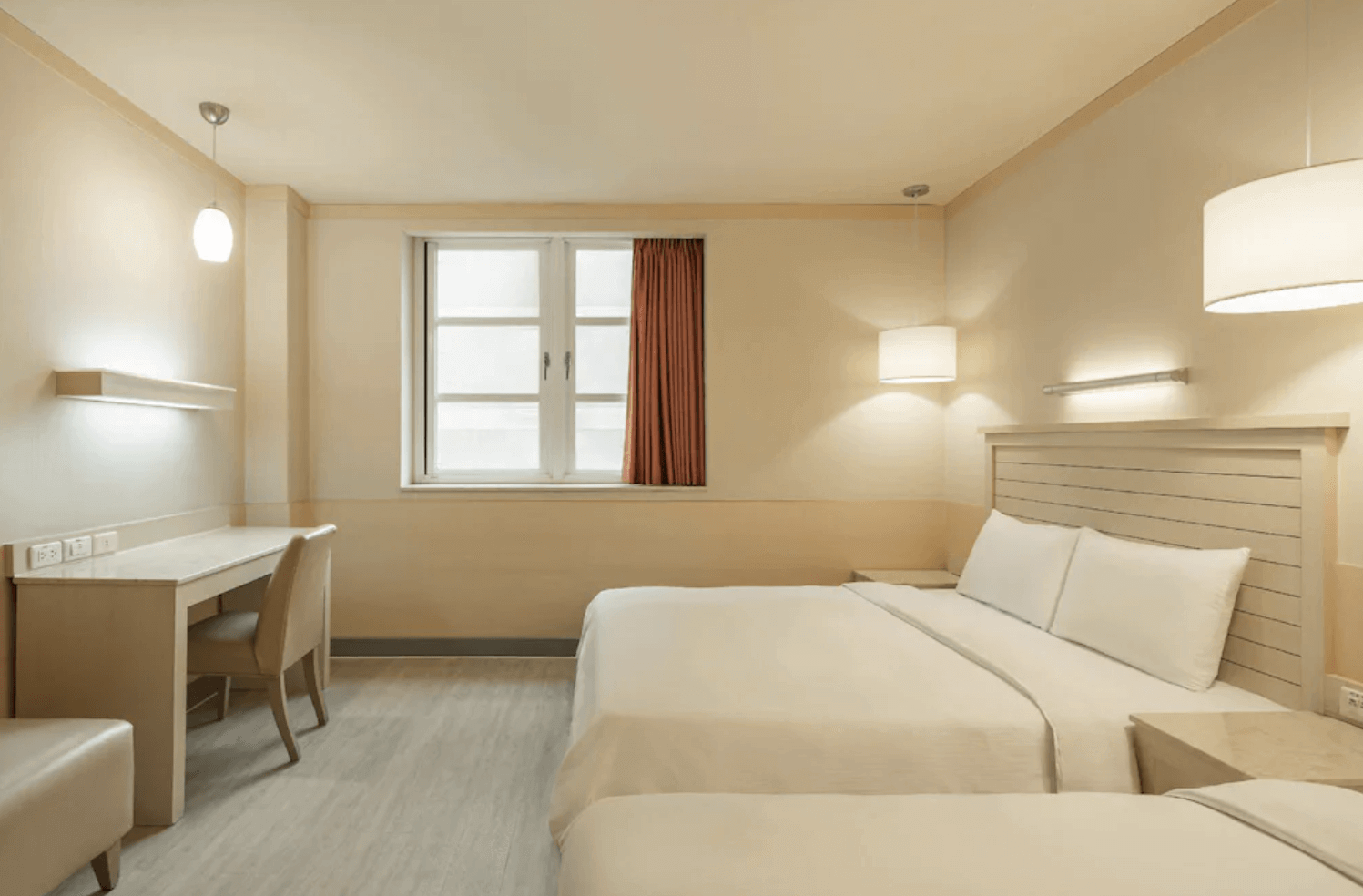 【前金住宿】康橋商旅 六合夜市中正館 客房，設有兩張雙人床，木質家具與淺色調設計，並配有書桌與窗戶，環境簡潔舒適。