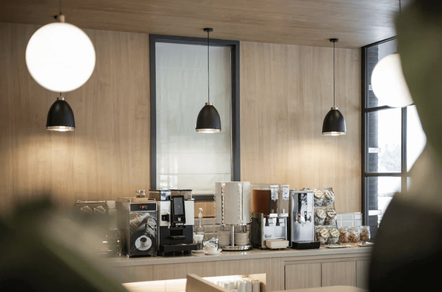 【前金住宿】康橋商旅 六合夜市中正館 早餐吧台，提供咖啡機、飲料機與各式小點心，空間現代且便利。