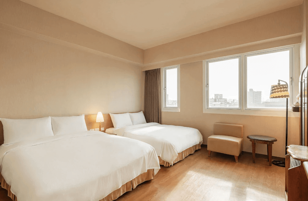 【鳳山住宿】康橋商旅五甲館四人房寬敞的四人房，設有兩張大床與大片窗戶，木質地板與柔和燈光營造舒適家庭氛圍，適合親子入住。