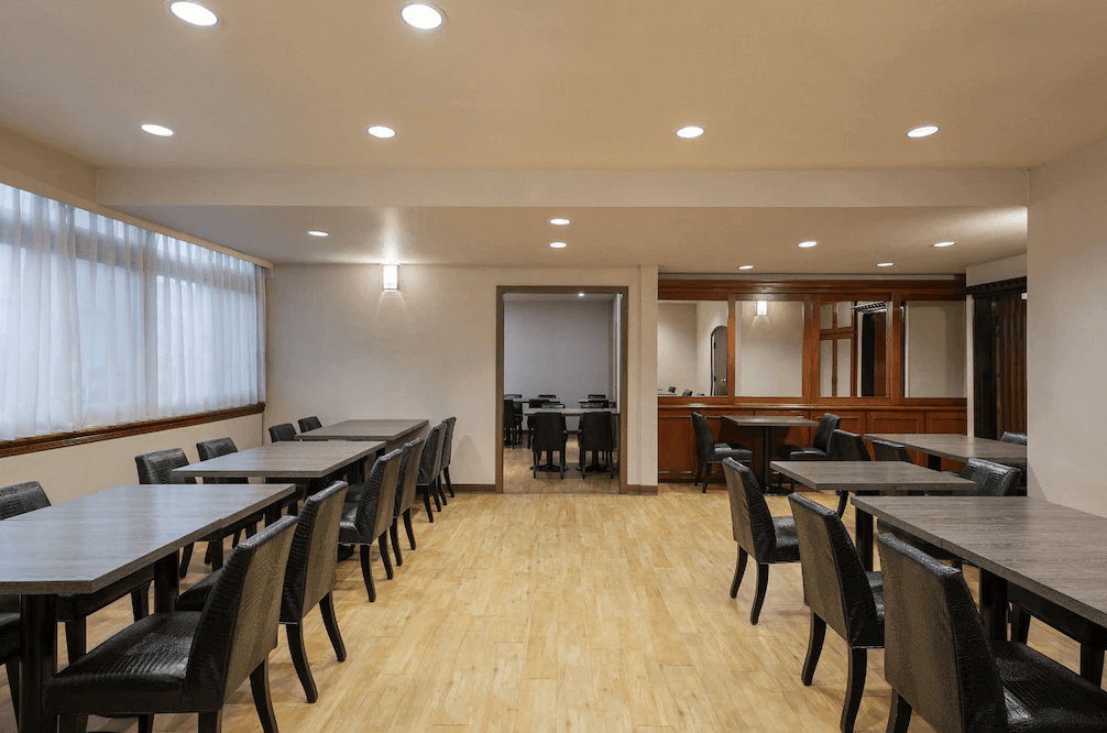 【鳳山住宿】康橋商旅五甲館餐廳用餐區整潔的餐廳用餐空間，木質地板搭配黑色餐桌椅，採光明亮，提供房客享用早餐或餐點的舒適環境。