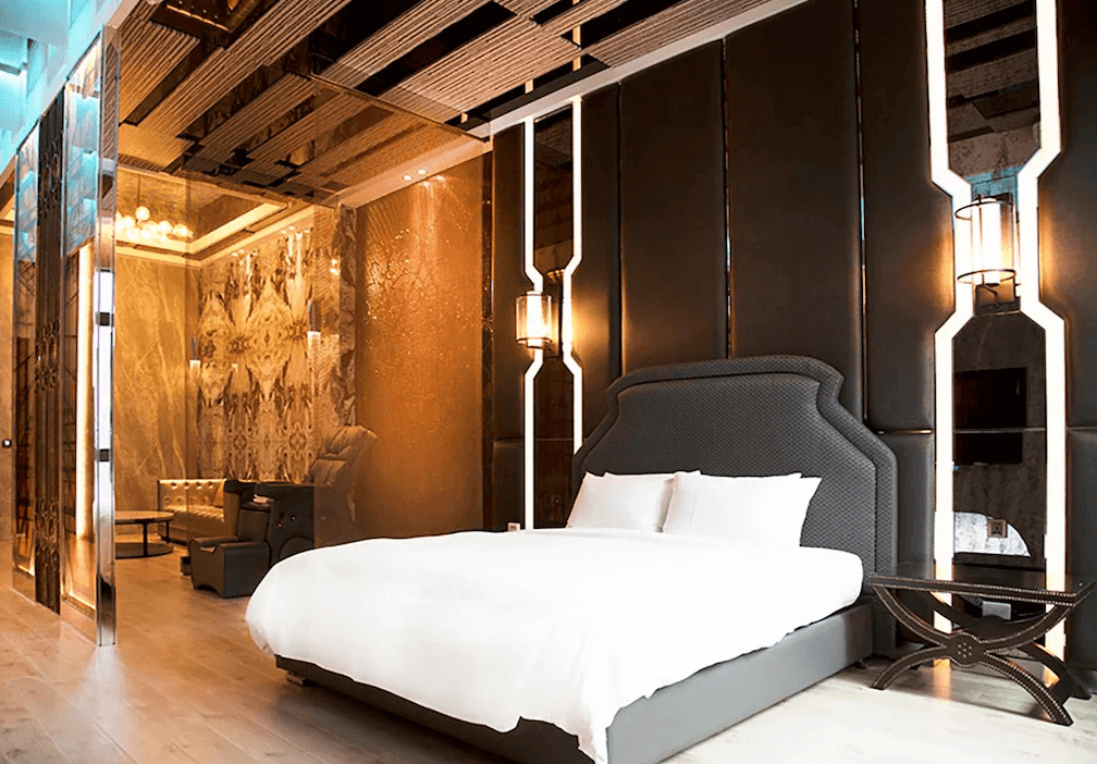 【鳳山住宿】御宿汽車旅館鳳山館 豪華雙人房以深色皮革與木質元素打造的豪華雙人房，搭配現代燈光設計與舒適大床，呈現時尚高貴的氛圍。