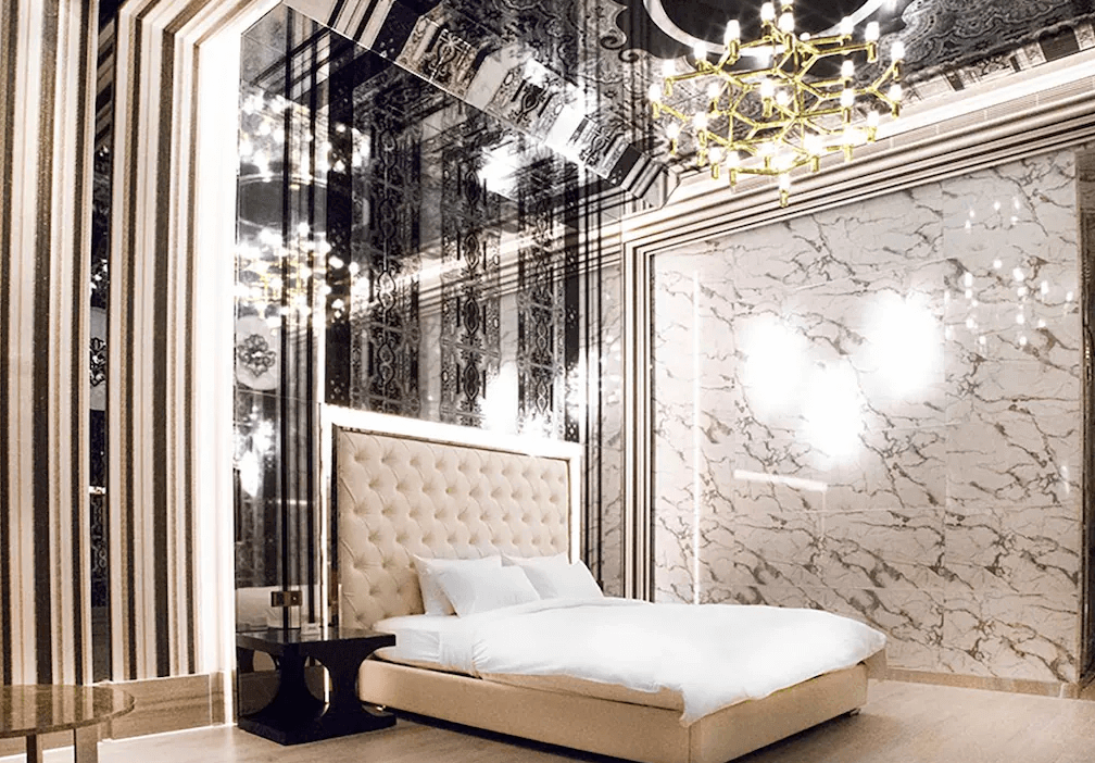 【鳳山住宿】御宿汽車旅館鳳山館 浪漫雙人房明亮典雅的房型，米白色床頭搭配大理石紋牆面與金色吊燈，整體風格奢華浪漫。