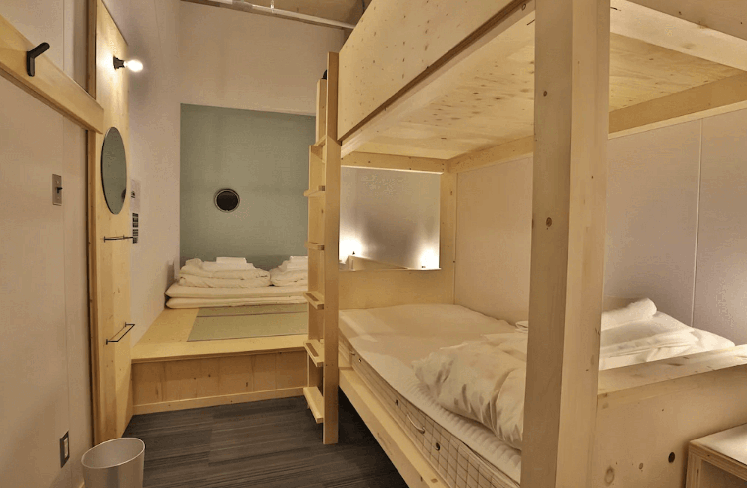 【富良野住宿】托馬爾旅館 (Hostel Tomar) 房間內部，設有上下舖床位與日式榻榻米區，木質設計溫暖自然，適合多人入住。