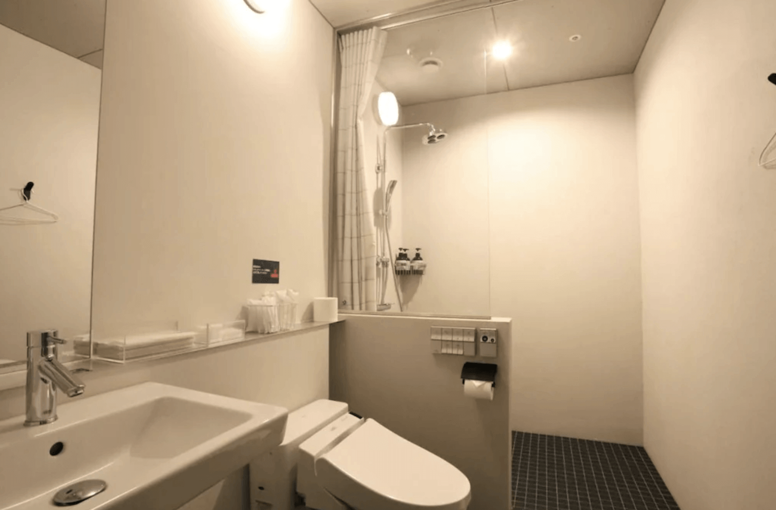 【富良野住宿】托馬爾旅館 (Hostel Tomar) 衛浴空間，現代化乾濕分離設計，配備免治馬桶、洗手台與淋浴設備，簡潔明亮。