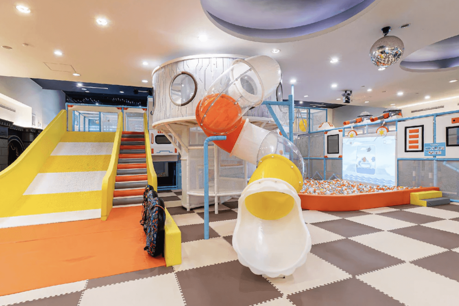 【前金住宿】承攜行旅高雄六合館 室內兒童遊戲區，設有溜滑梯、球池與攀爬設施，適合親子同樂。