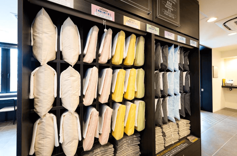 【旭川住宿】旭川超級酒店 (Super Hotel Asahikawa) 枕頭自選專區，提供多種不同材質與高度的枕頭，讓住客依照喜好挑選，提升睡眠品質。