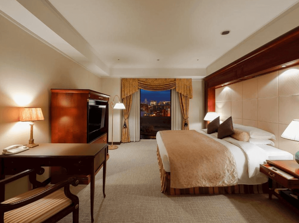 【札幌住宿】普樂美雅飯店 (Premier Hotel – TSUBAKI – Sapporo) 豪華客房，典雅歐式風格設計，大床搭配金色窗簾，窗外可眺望札幌夜景。