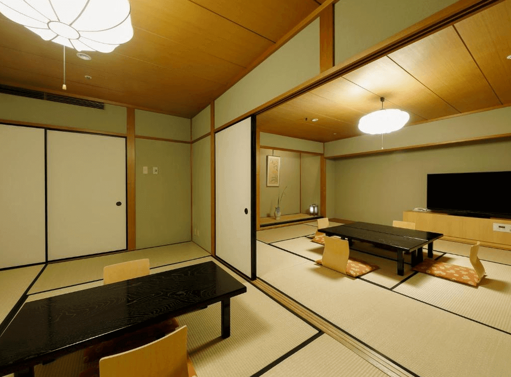 【札幌住宿】普樂美雅飯店 (Premier Hotel – TSUBAKI – Sapporo) 和式榻榻米房型，寬敞空間設有矮桌與坐墊，展現傳統日式住宿氛圍。