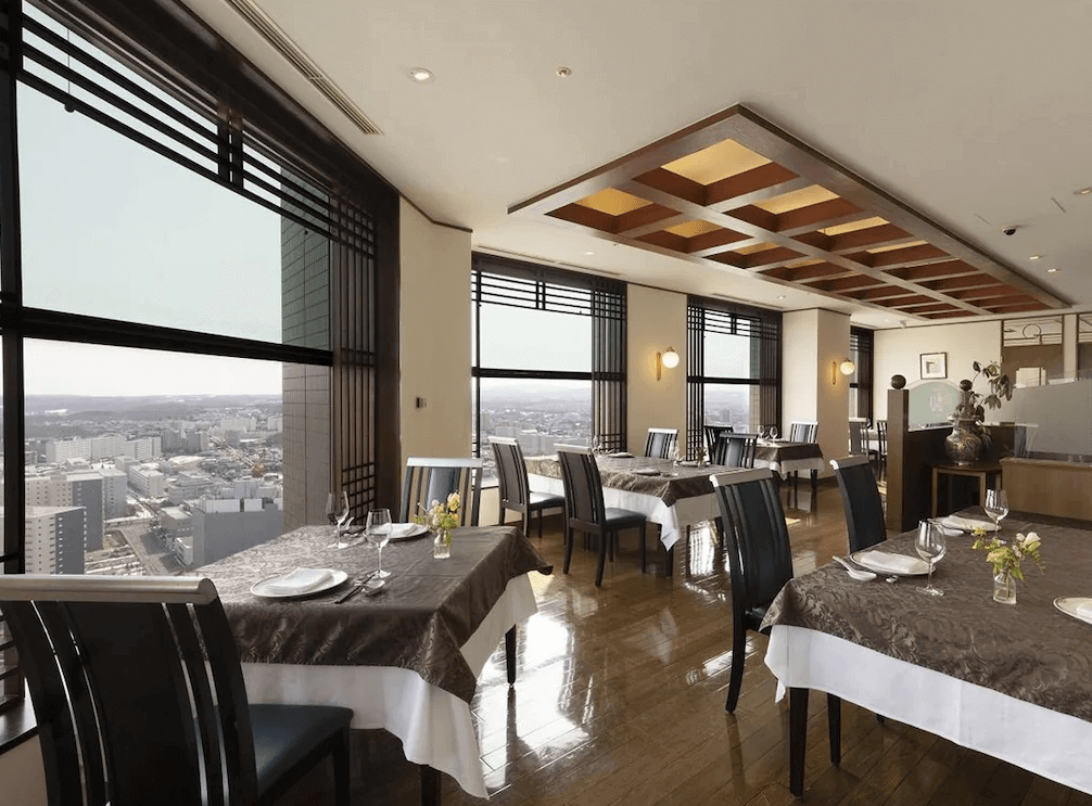 【札幌住宿】札幌Emisia飯店 高樓層餐廳，落地窗外展現札幌市景，用餐環境典雅大方，適合享受精緻料理。