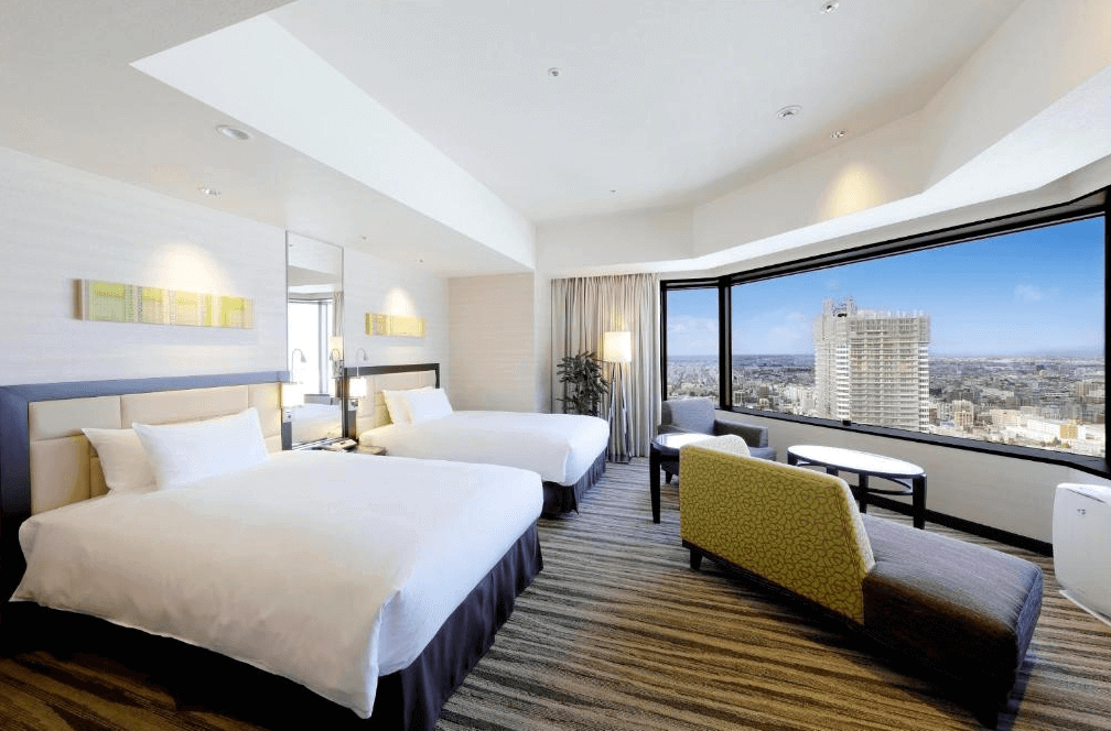 【札幌住宿】札幌JR Tower日航飯店 豪華客房，兩張大床搭配落地窗景觀，可遠眺札幌市區與高樓景觀。