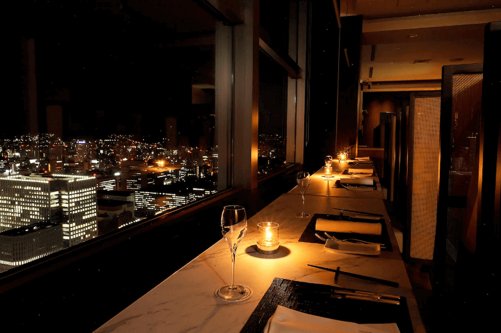 【札幌住宿】札幌JR Tower日航飯店 高空餐廳，浪漫燭光搭配夜景視野，窗外可欣賞札幌市區燈火通明。