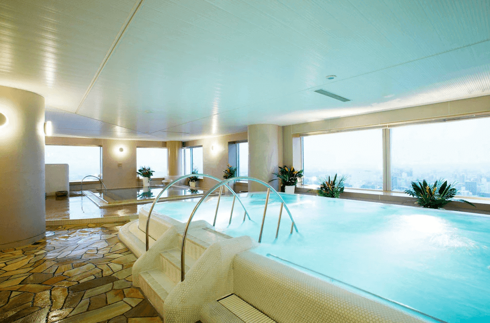 【札幌住宿】札幌JR Tower日航飯店 天空SPA溫泉，寬敞浴池設於高樓層，窗外可眺望札幌全景，營造放鬆氛圍。