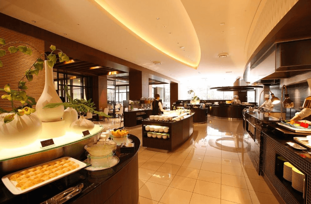 【札幌住宿】札幌京王廣場飯店 自助餐廳，明亮寬敞的用餐環境，擺放各式日式與西式餐點，廚師於開放式廚房即場烹調。