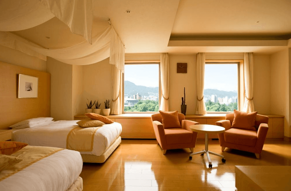 【札幌住宿】"札幌住宿精選示意圖"札幌公園飯店 溫馨雙床房，柔和色調搭配窗外綠意景觀，房內設有舒適沙發椅與小圓桌。