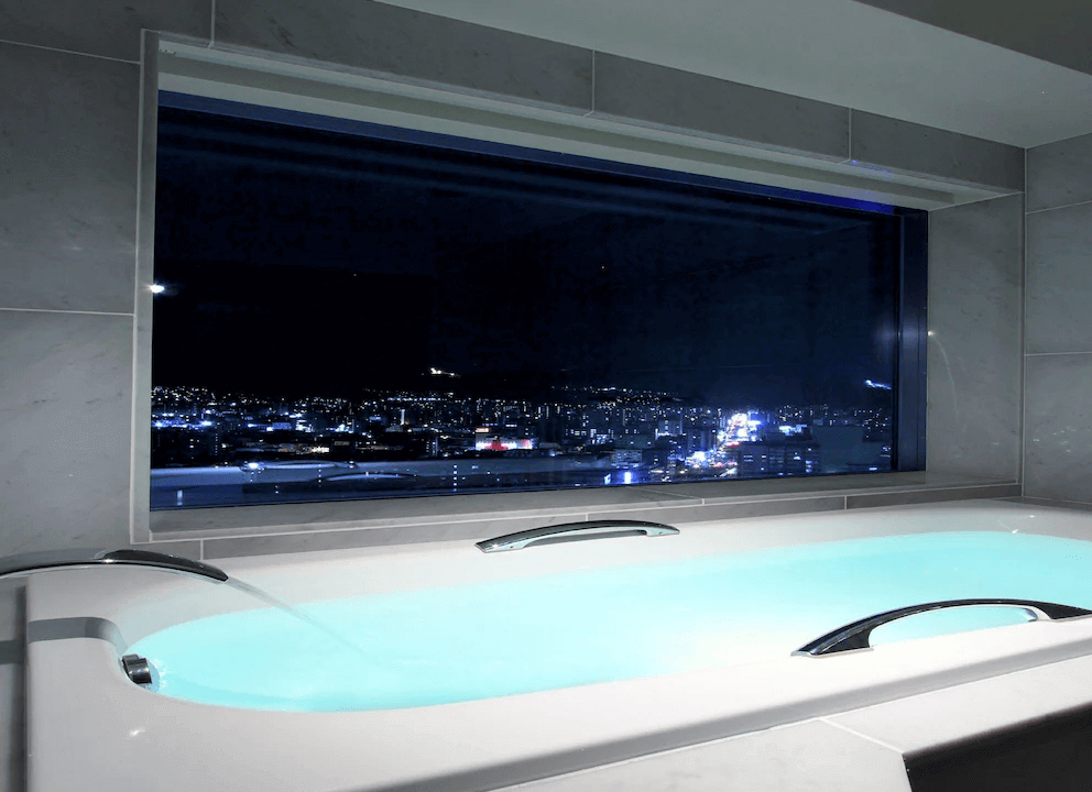 【札幌住宿】札幌東急卓越大飯店 浴室設有大型觀景浴缸，泡湯時可透過落地窗欣賞札幌夜景。