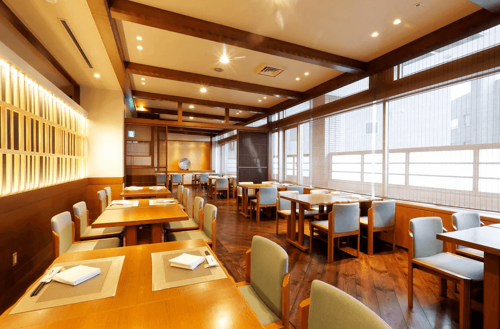 【札幌住宿】札幌東急卓越大飯店 餐廳空間，木質桌椅搭配柔和燈光，設計典雅，適合享用日式與西式餐點。