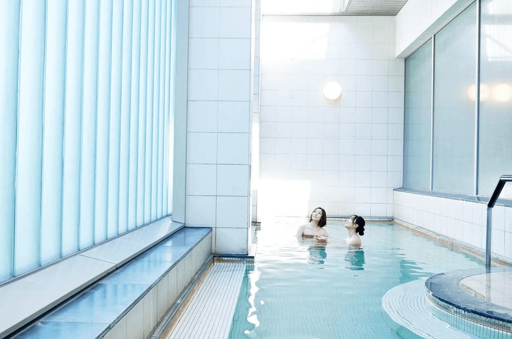 【札幌住宿】札幌王子大飯店 溫泉大浴場，明亮寬敞的室內設計，旅客可在溫泉池中放鬆身心，享受舒適的泡湯時光。