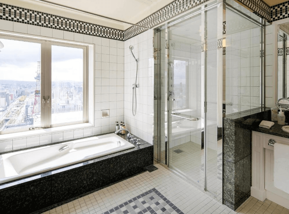 【札幌住宿】札幌蒙特利埃德爾霍夫飯店 套房浴室，設有大型浴缸、乾濕分離淋浴間與窗外城市景觀。