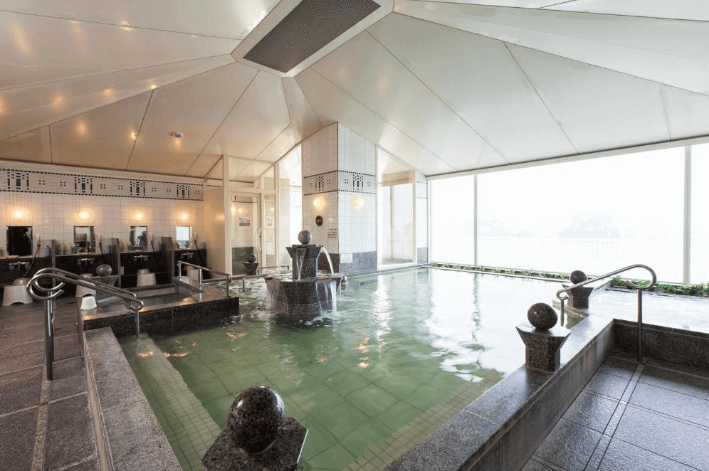 【札幌住宿】札幌蒙特利埃德爾霍夫飯店 溫泉浴場，寬敞空間配有多個泡湯池與洗浴區，窗邊可透入自然光。