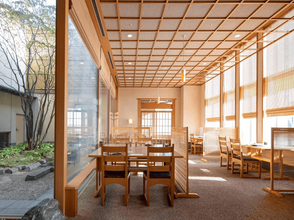 【札幌住宿】札幌蒙特利埃德爾霍夫飯店 餐廳空間，日式木質裝潢搭配庭園景觀，營造典雅舒適的用餐氛圍。