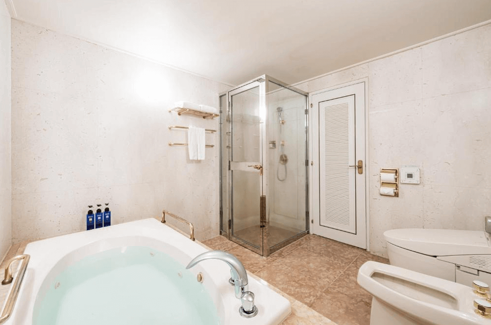 【札幌住宿】札幌豪景酒店大通公園 套房浴室，配有大型按摩浴缸、獨立淋浴間與齊全備品，空間寬敞明亮。