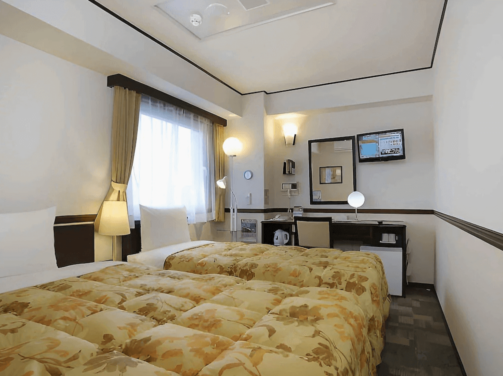 【函館住宿】東橫INN北海道函館站前朝市雙床房，簡約溫馨設計，房內配備書桌、電視與大面窗戶，採光良好。
