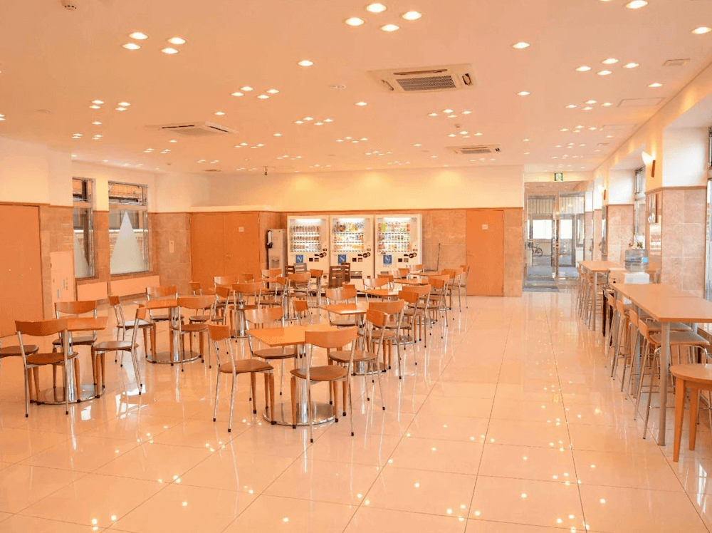 【函館住宿】東橫INN北海道函館站前朝市早餐用餐區，明亮寬敞的空間設有多張桌椅，提供旅客享用自助早餐的舒適環境。